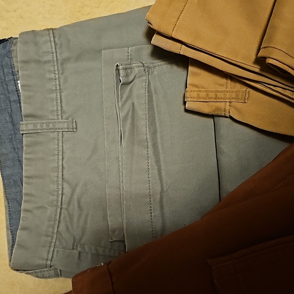 Excellent like New Condition GapKhakis in Size waist 40 inches inseam 32inches - Picture 6 of 7